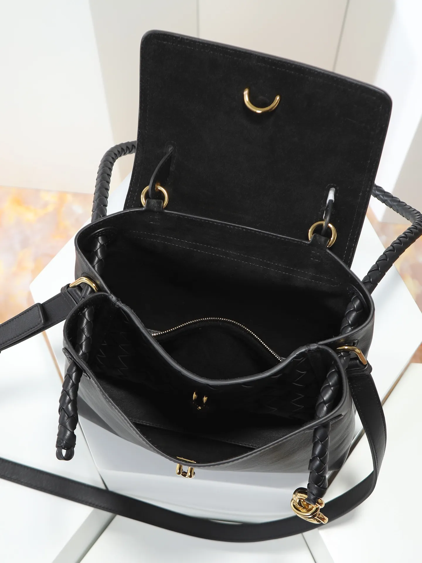 1150. Bottega Veneta's latest Ciao Ciao bag is a two-way flap handbag in silky cowhide, decorated with signature twist details, hidden hook closure, the flap can be fastened to the front, or connected to the INTRECCIATO woven internal pocket, with an adjustable and removable crossbody strap, an internal compartment, and a zippered pocket. The surprise flap has various shapes. Style 1 - Cover the bag surface, exposing the knot and knot decoration. Style 2 - Place the flap inside the bag. A buckle is also designed. Style 3 - The U-shaped position of the top handle in the hand bag. Style No.: 835835 Size: 26*19*10.5cm